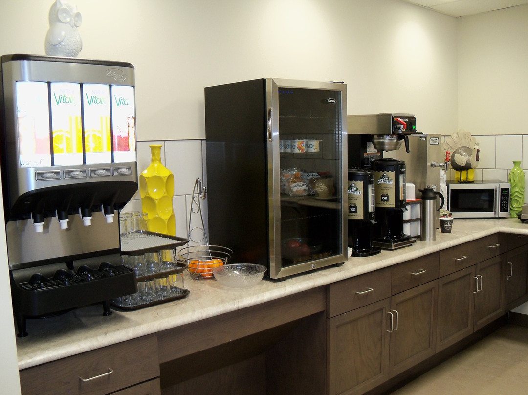 Crossroads Inn & Suites主图