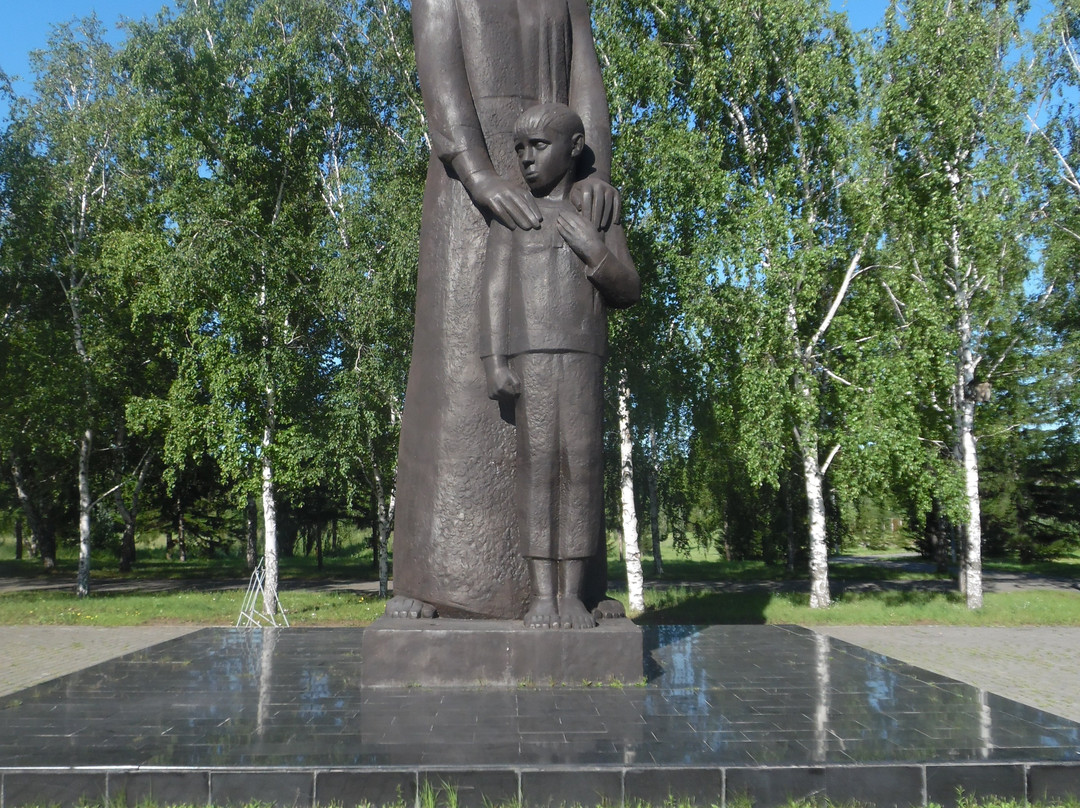 Sculpture Siberian Woman with Her Son-鄂木斯克必去景点