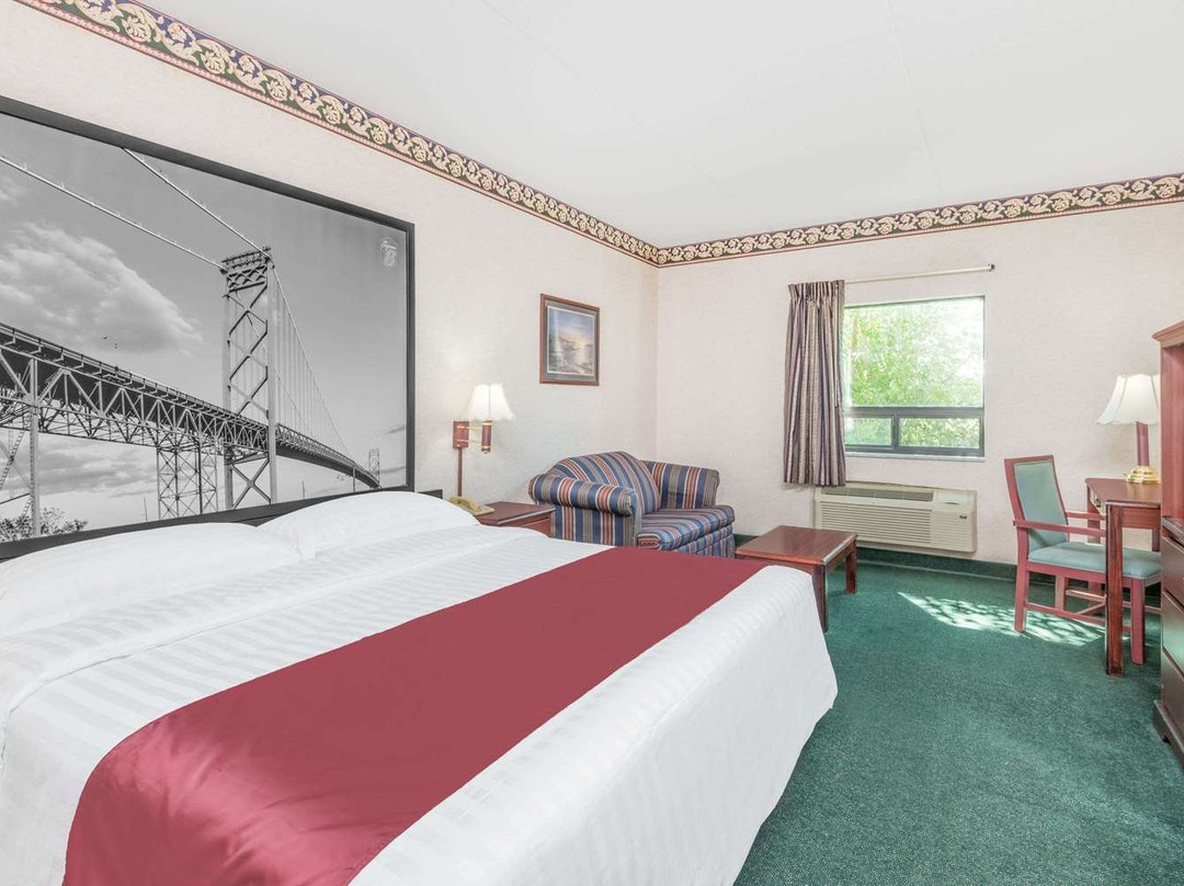 大使温莎大桥速8酒店主图