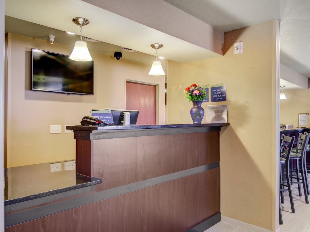 Castle Rock Inn & Suites主图