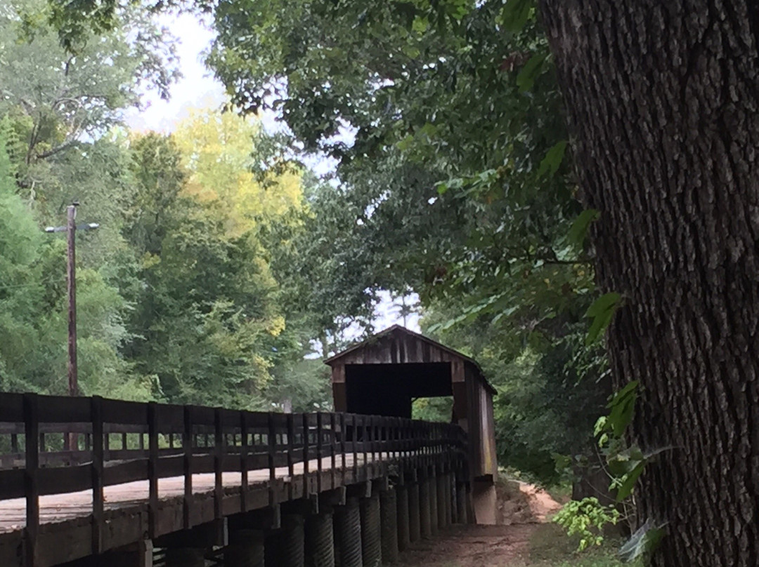 Big Red Oak Creek Covered Bridge-Gay必去景点