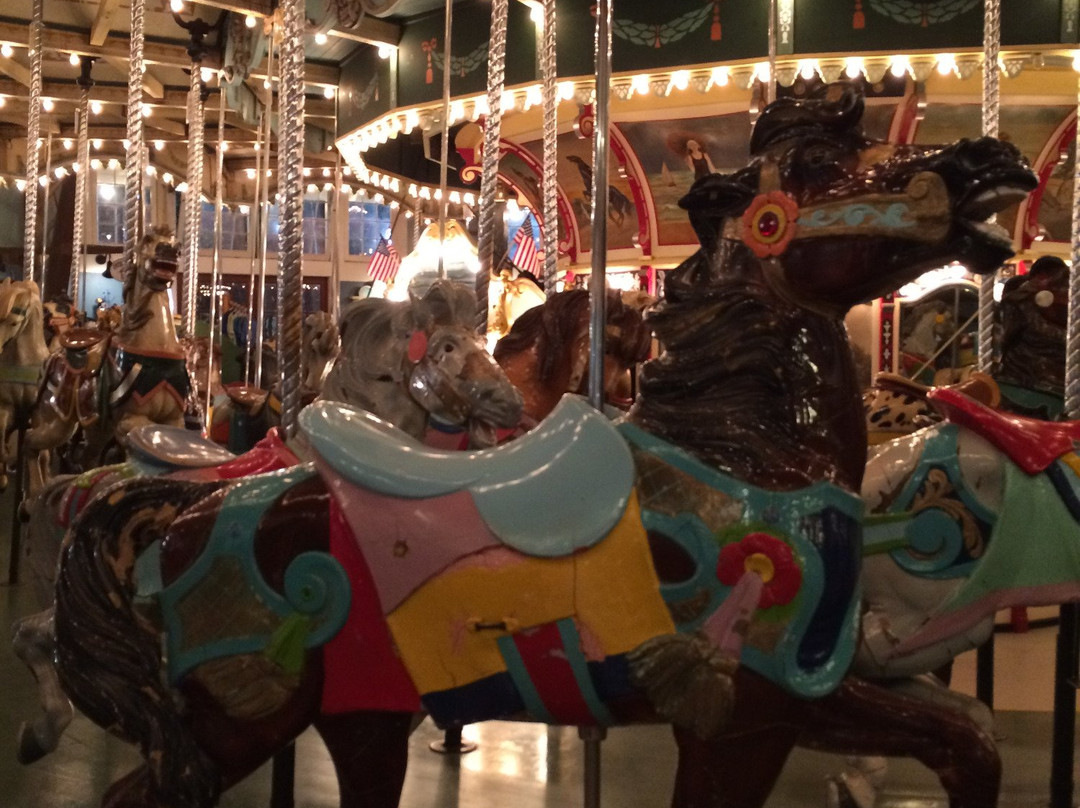 Paragon Carousel景点图片