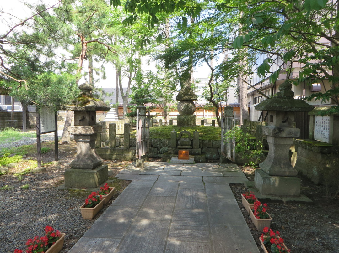 Grave of Gamo Jisato景点图片