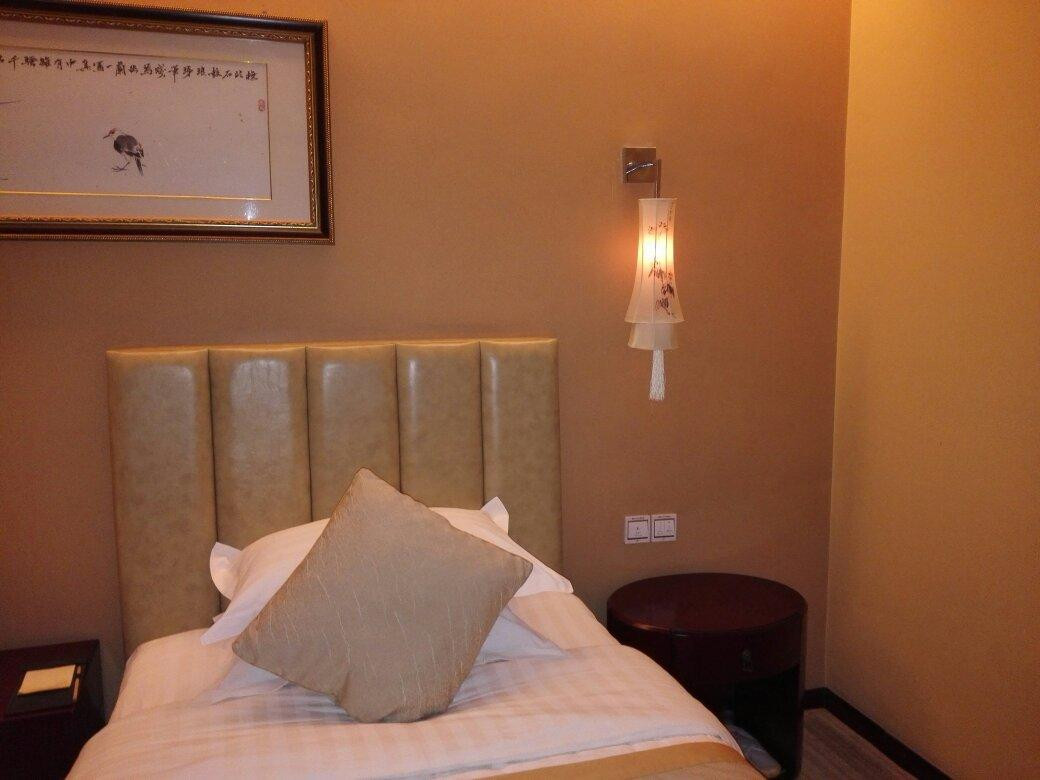 峨眉山月花园饭店主图