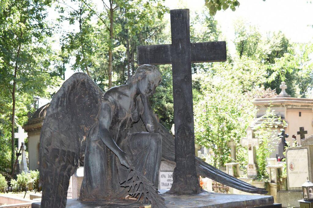 Bellu Cemetery (Cimitirul Șerban Vodă-Bellu)-布加勒斯特必去景点