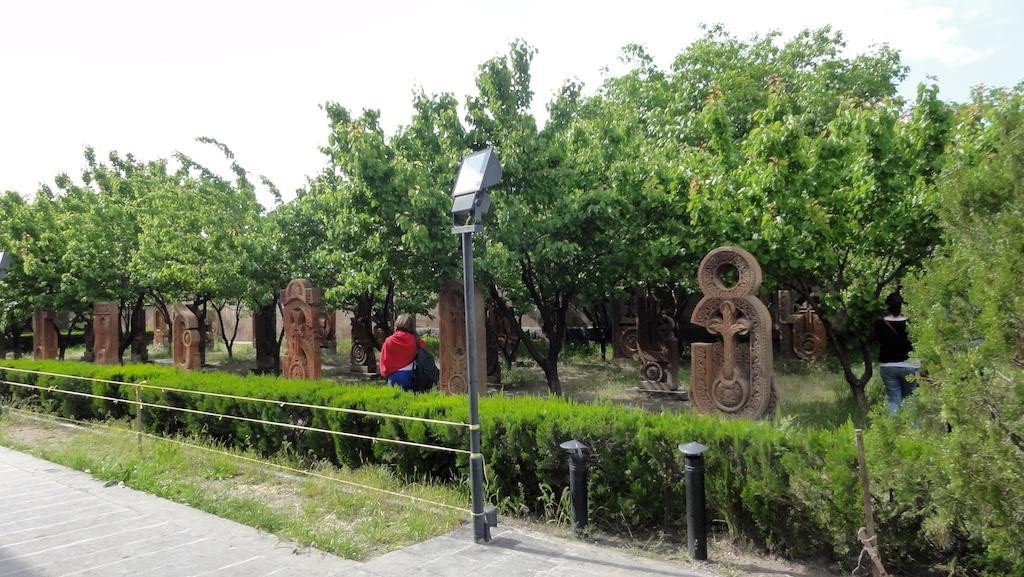 Saint Mesrop Mashtots Cathedral-Oshakan必去景点