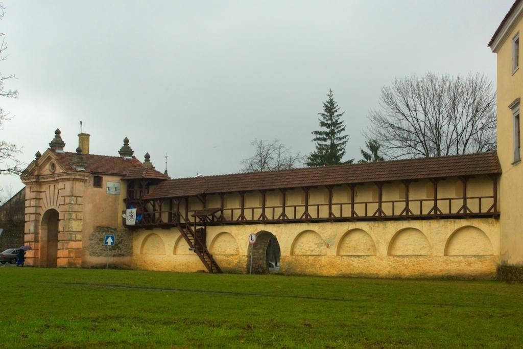Chervonohrad旅游景点-Zvirynetska Gate