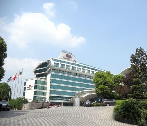 中茵皇冠假日酒店主图