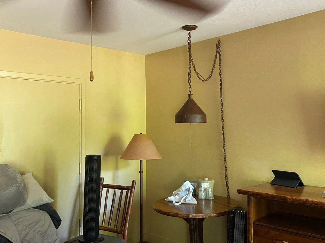 优胜美地瀑布山庄主图