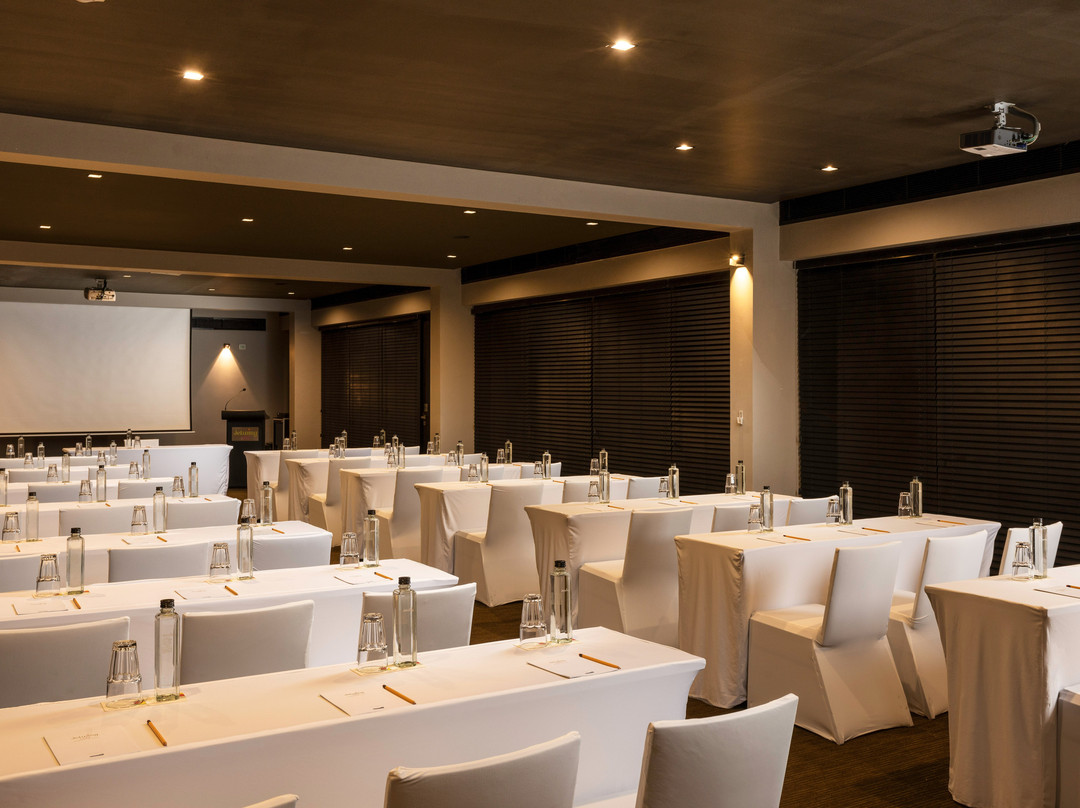 杰特威湖酒店主图