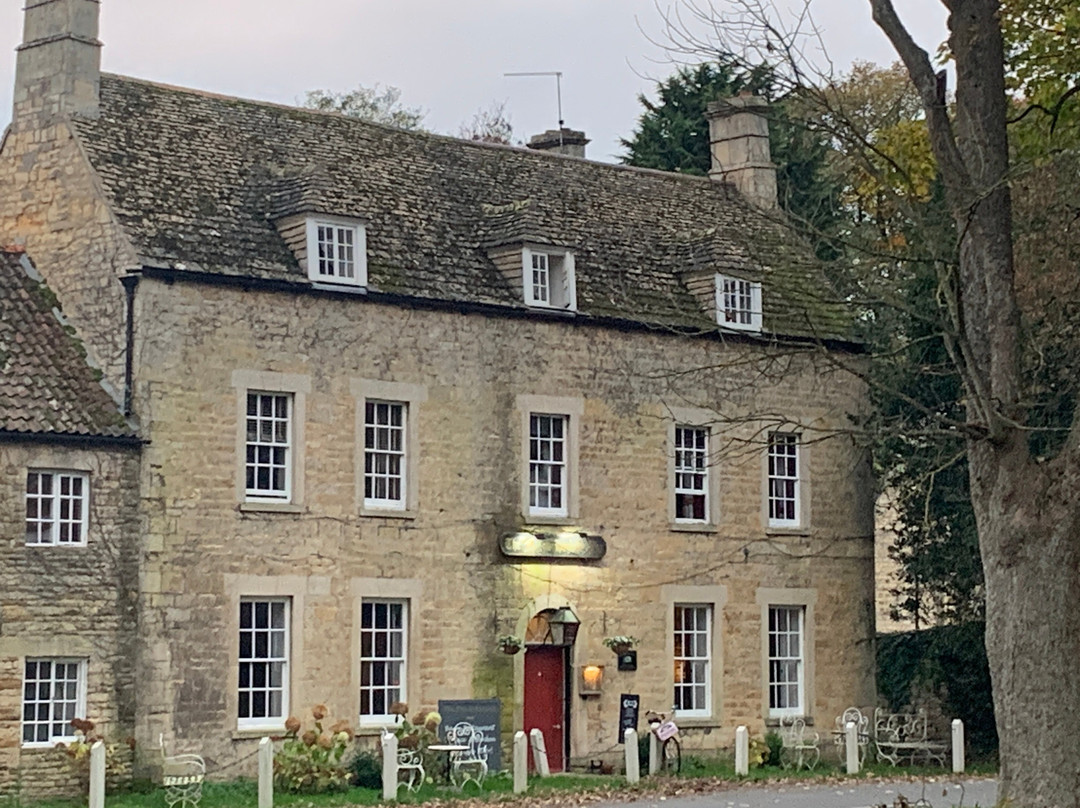 The Fox & Hounds Hotel主图