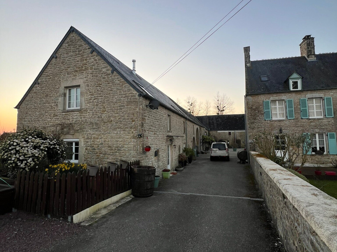 The Old Farm of Amfreville主图