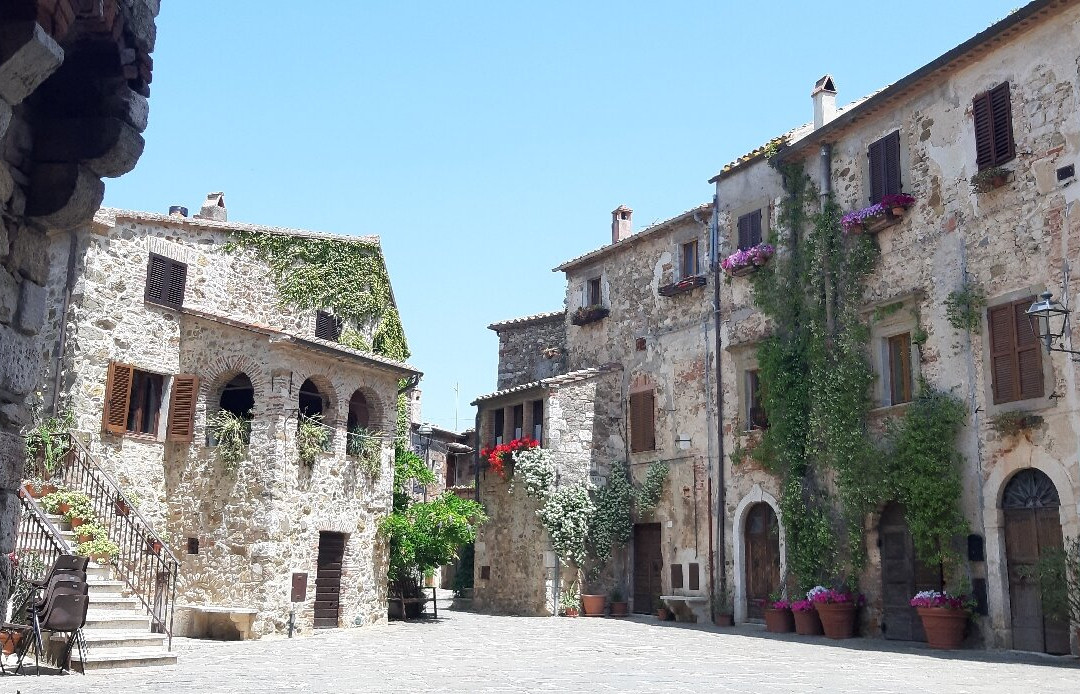 Piazza del Castello di Montemerano-Montemerano必去景点