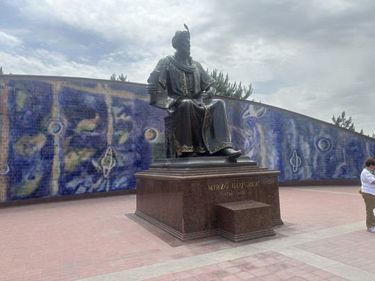 Monument to Mirzo Ulugbek