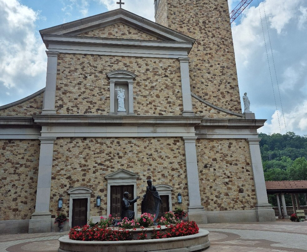 Shrine of Our Lady of Guadalupe-拉克罗斯必去景点