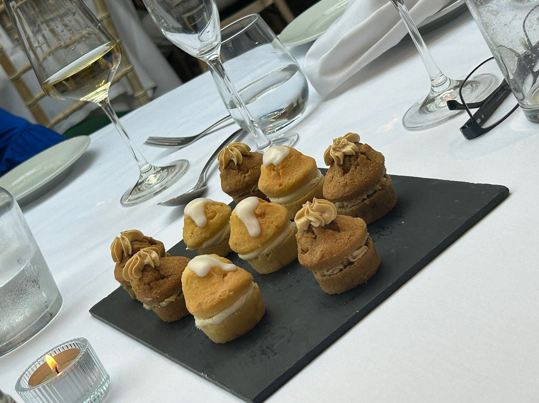 The Falcon Hotel主图