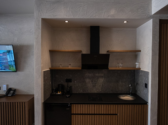 Royal Hotel and Suites主图