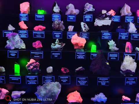 Museum of Luminescent Minerals and Painting Exhibition-Pulpi必去景点