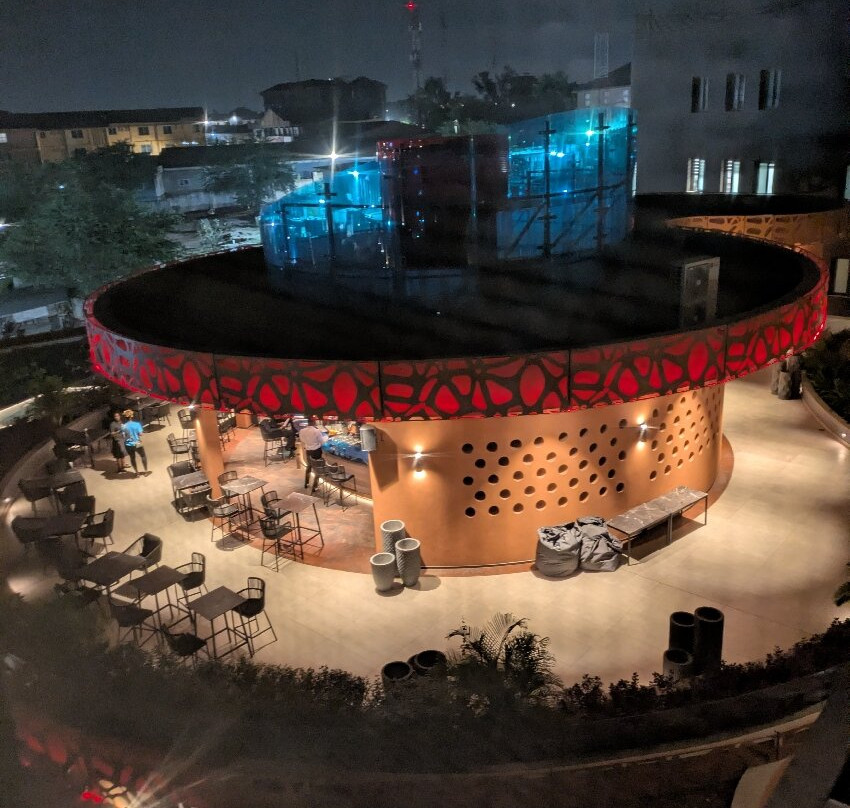 橡木广场套房酒店主图