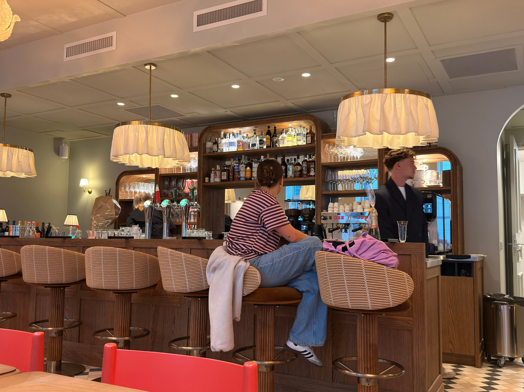 Florès Hotel & Bar