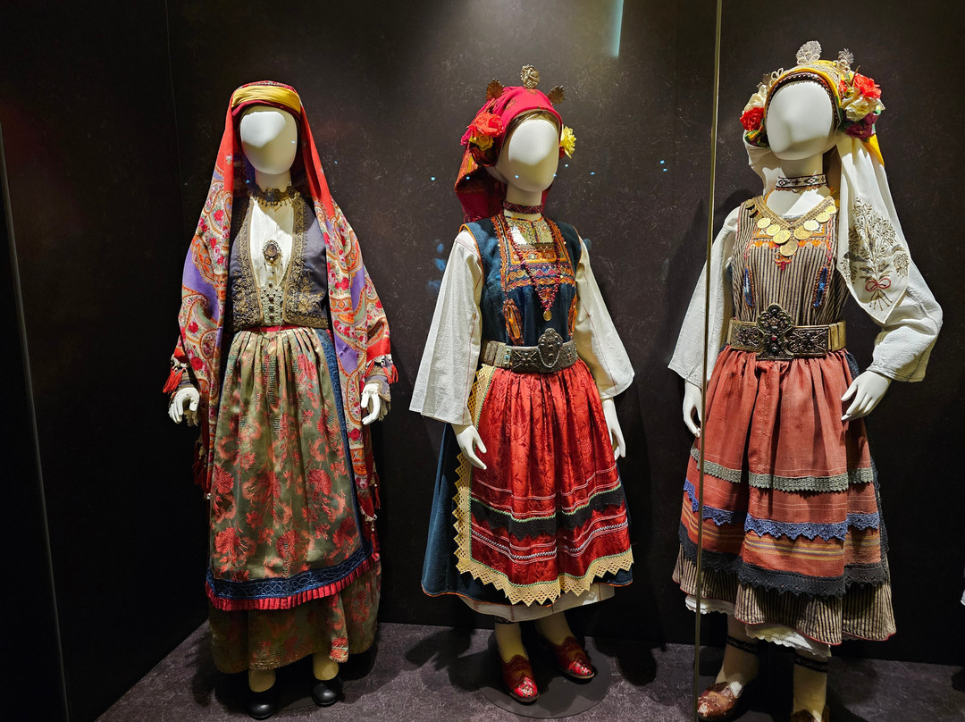 Victoria G. Karelias Collection of Greek Traditional Costumes-卡拉马塔必去景点