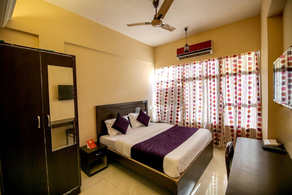 OYO 9305 Hotel Dwarika Inn