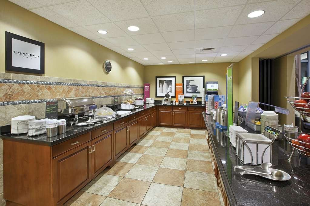 Hampton Inn & Suites Wichita-Northeast主图