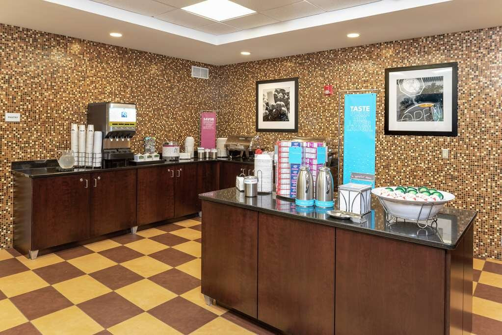 Hampton Inn & Suites Cleveland-Airport/Middleburg Heights主图