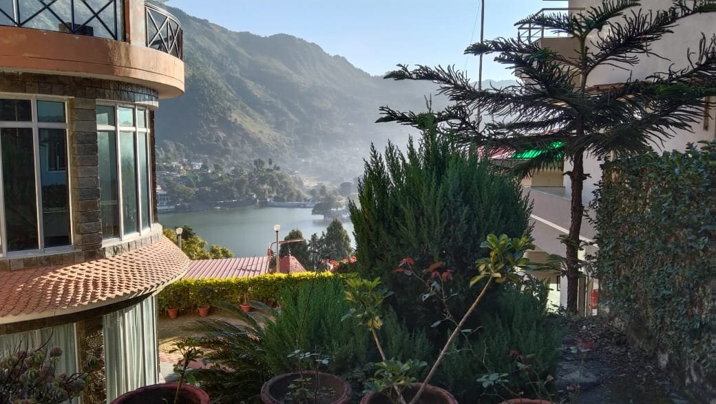 豪华湖景酒店主图