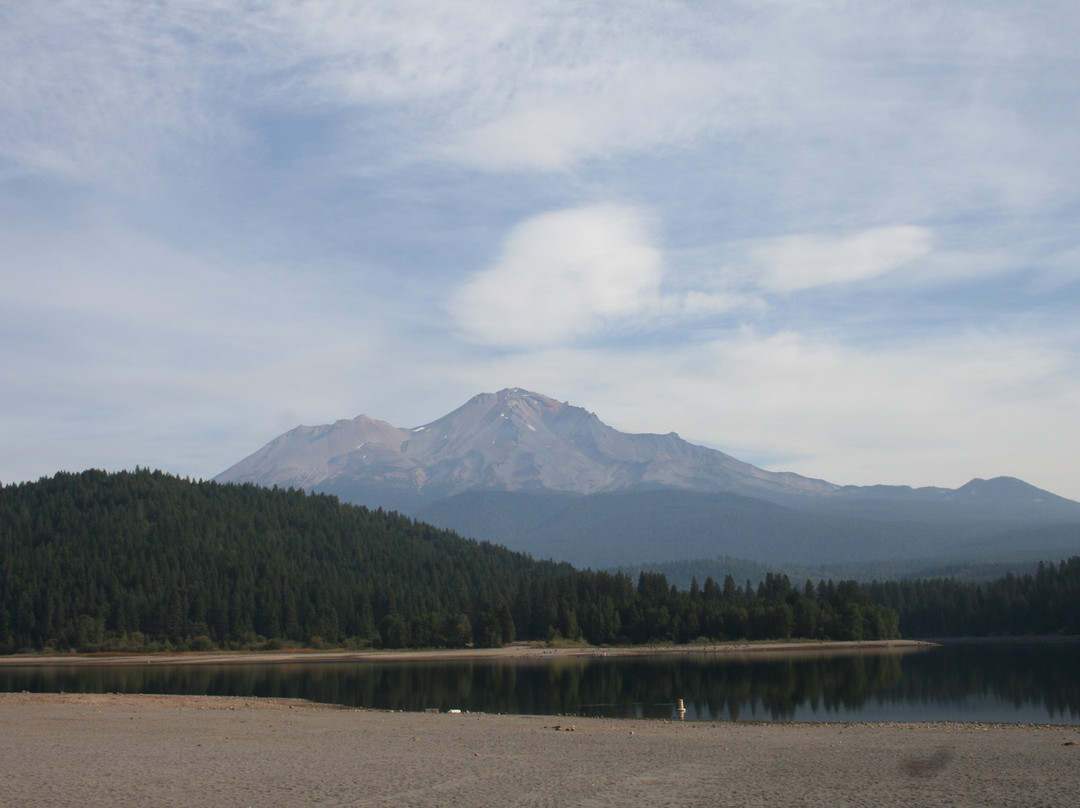 沙斯塔山度假酒店主图
