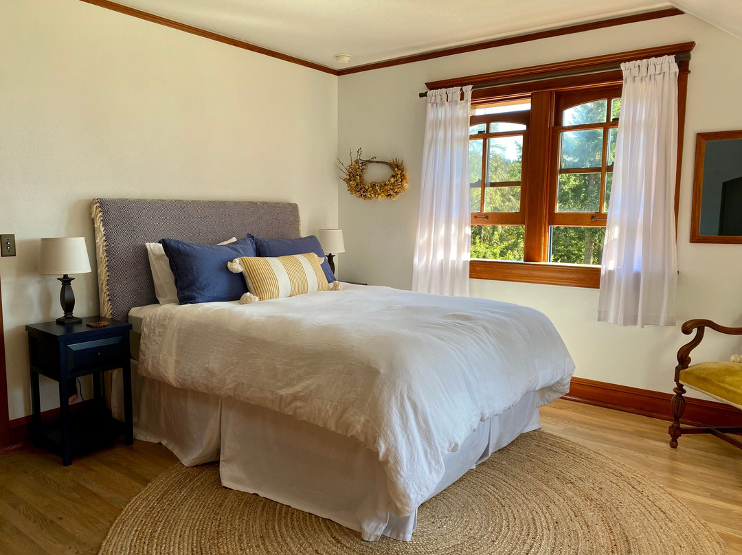 Mount Tom House主图