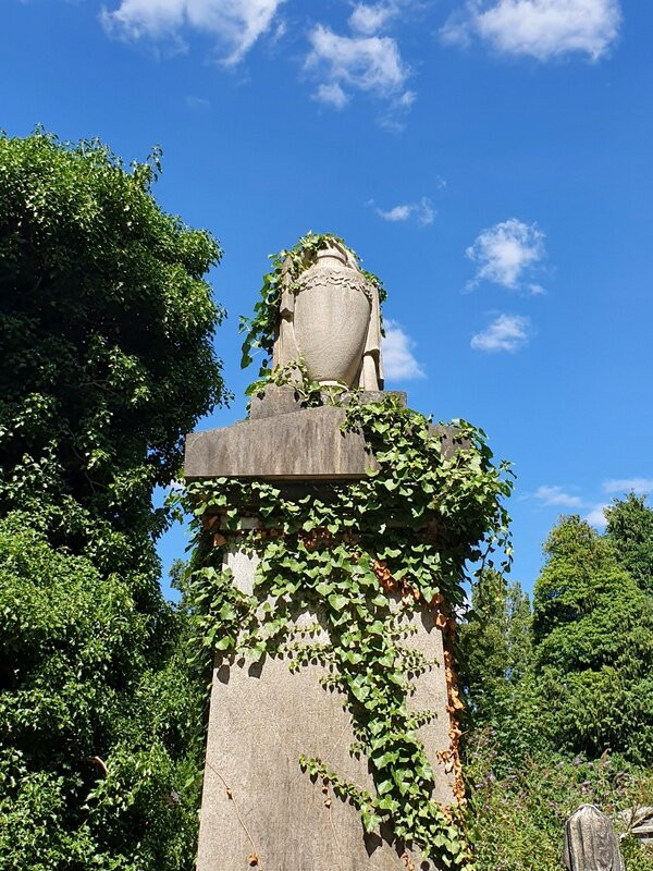 万灵公墓( 肯萨尔绿野公墓)景点图片