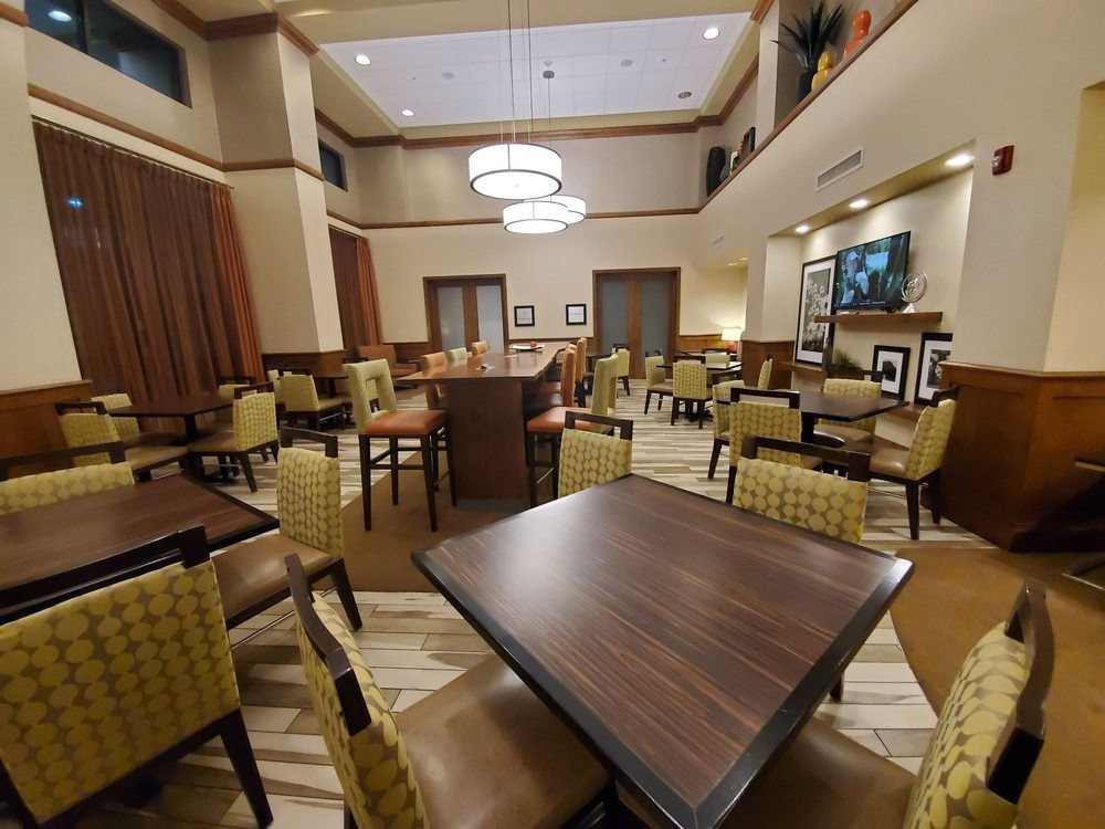 萨利纳斯希尔顿欢朋套房酒店主图