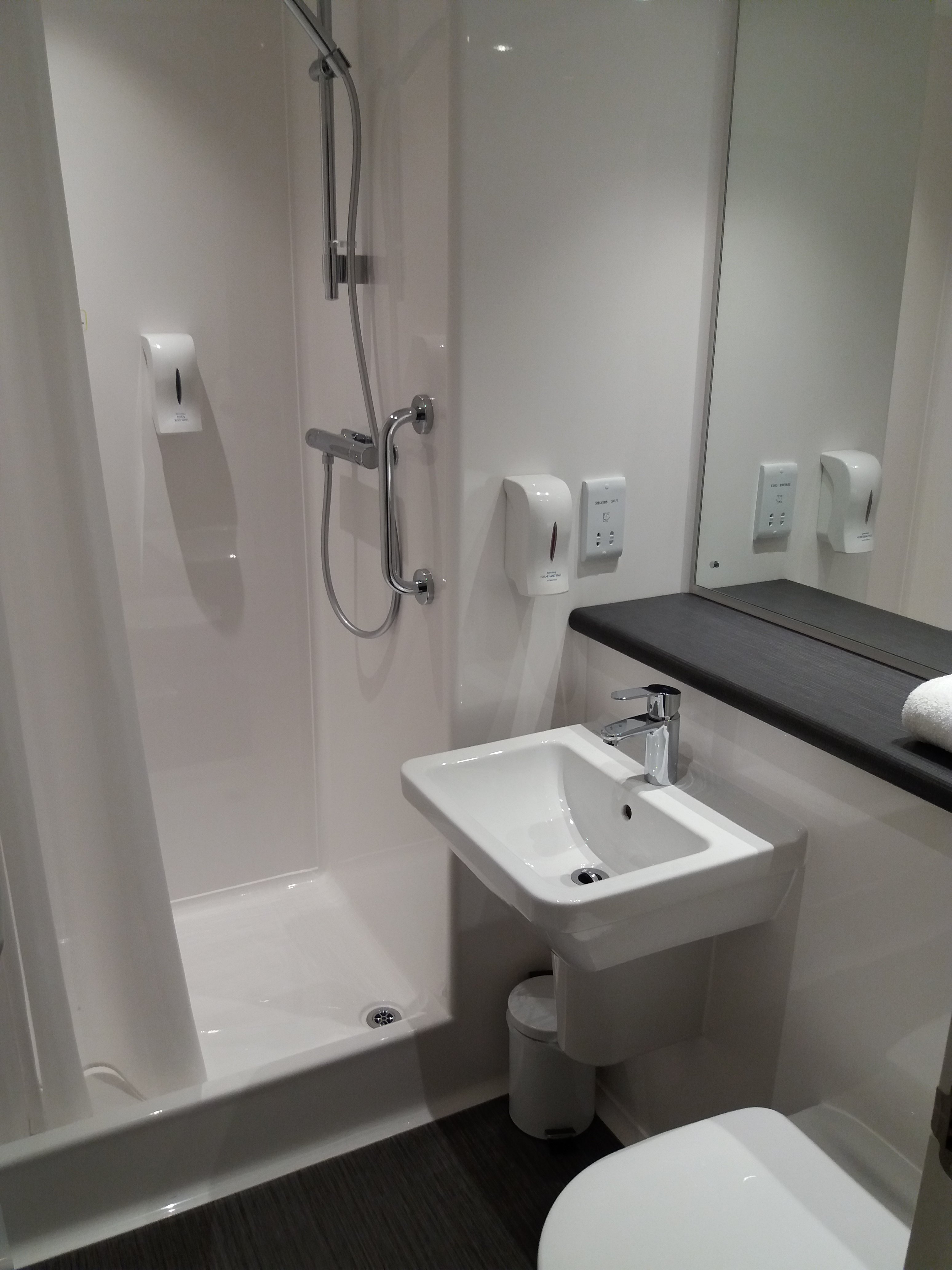 Travelodge Edinburgh Park-浴室
