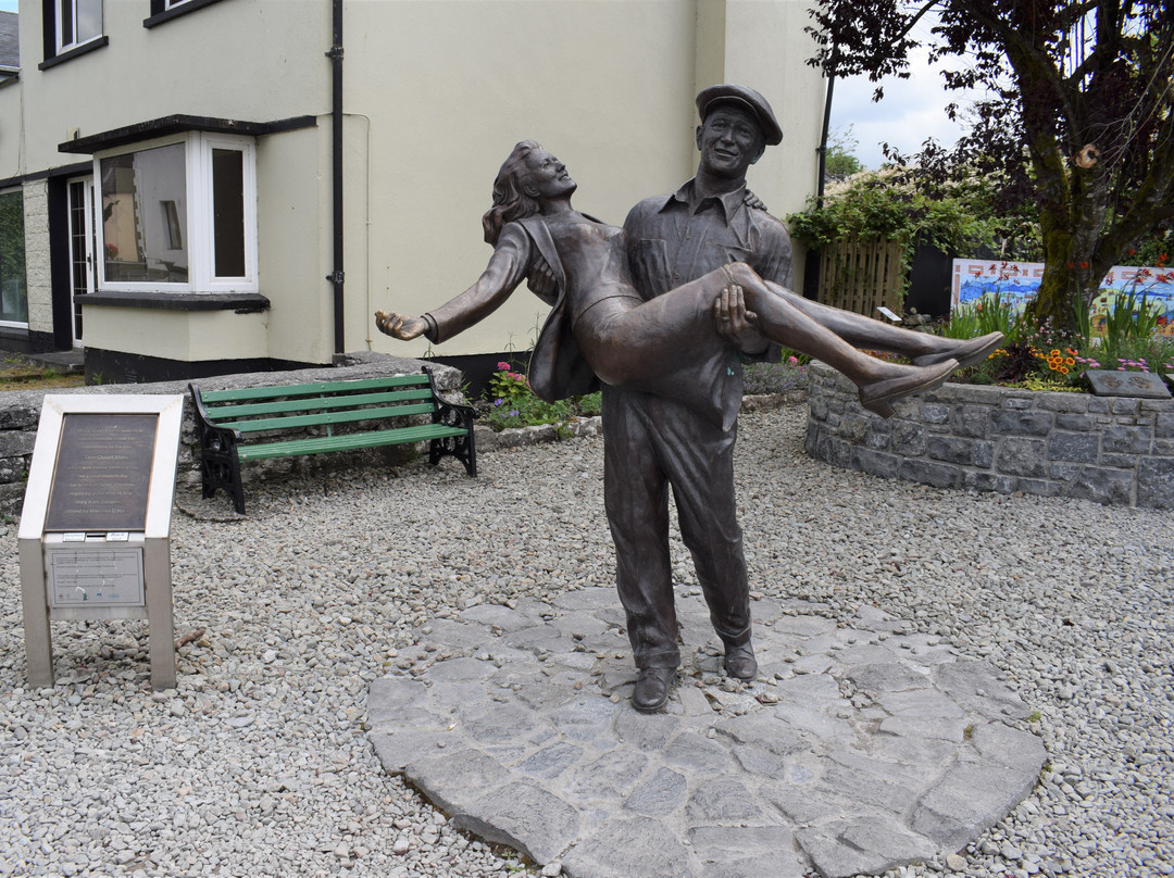 Statue of John Wayne and Maureen O'Hara景点图片
