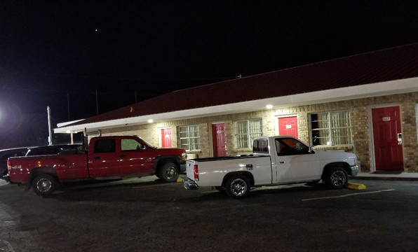 Hillcrest Inn & Suites主图