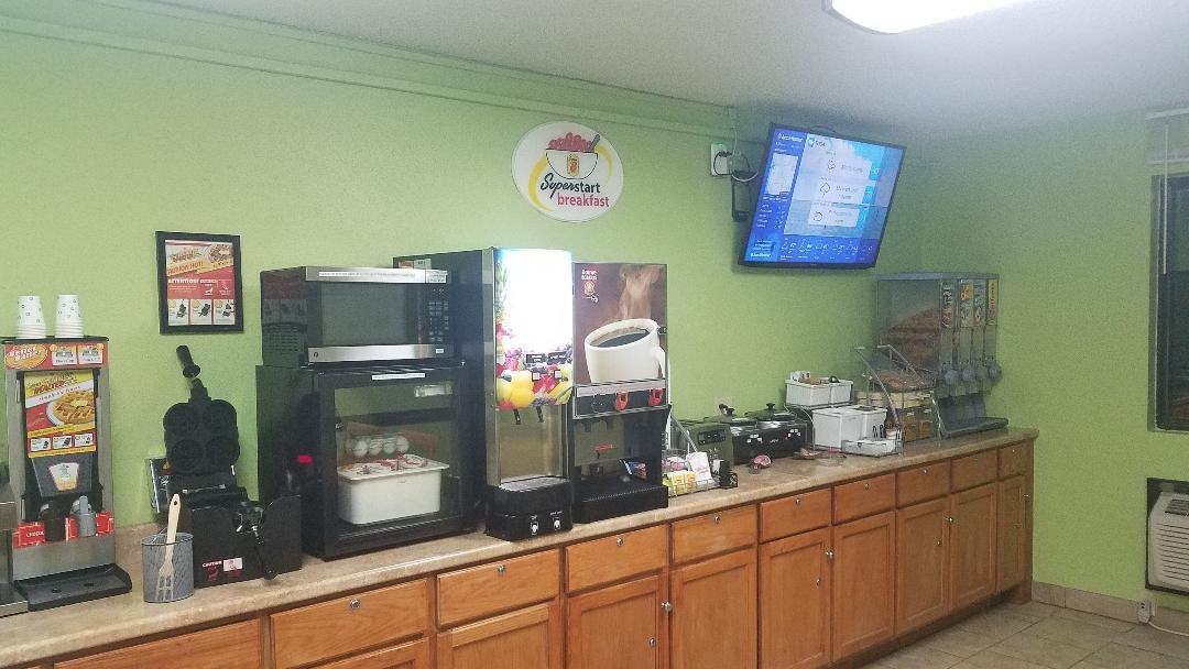 恩波里亚速8酒店主图