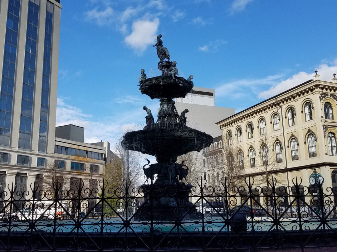 Court Square Fountain景点图片