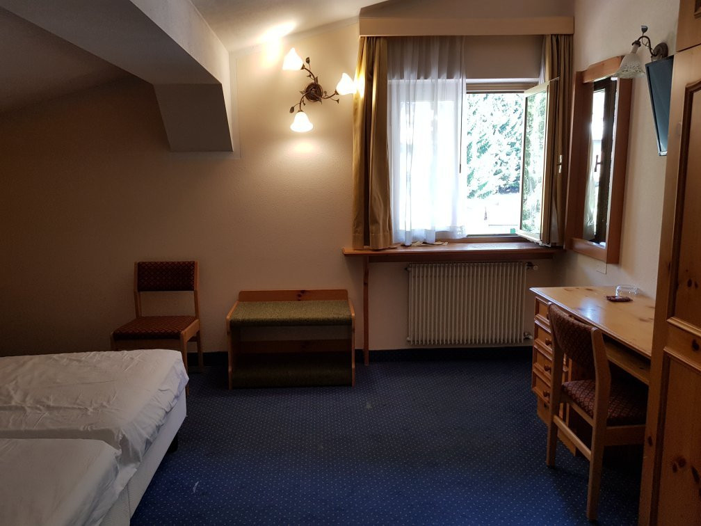 葛罗曼酒店主图