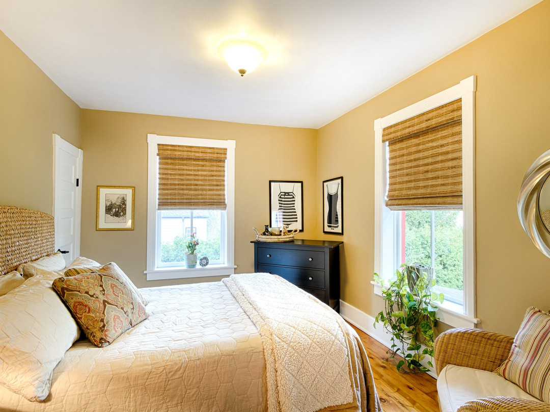 Five Blocks North主图