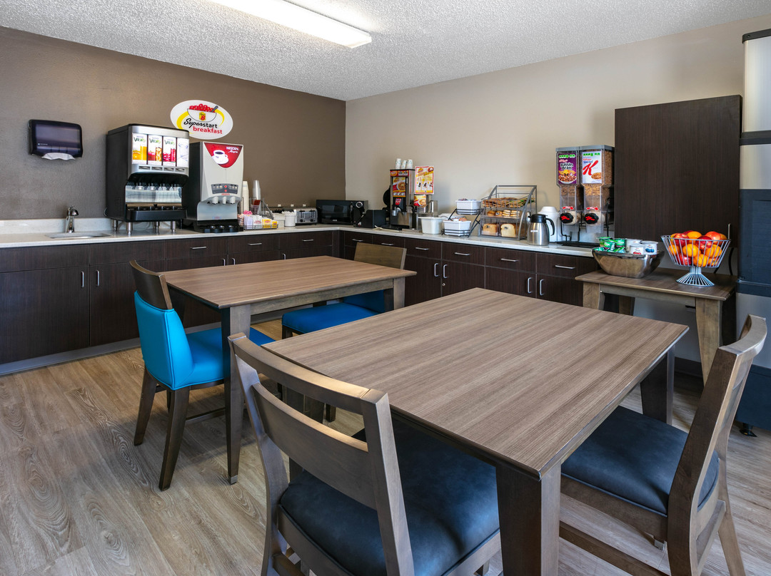 沃克西哈奇速8酒店主图