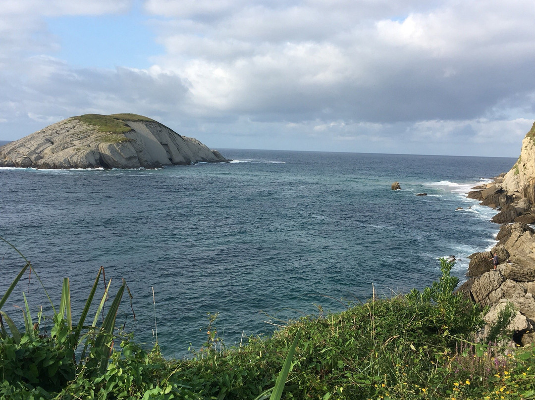 Playa de Covachos景点图片