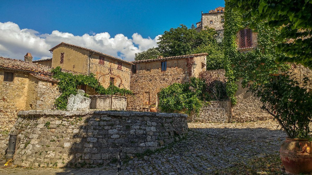 Piazza della Cisterna-Rocca d'Orcia必去景点