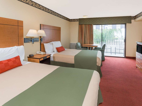 Travelodge by Wyndham圣克莱门特海滩酒店主图