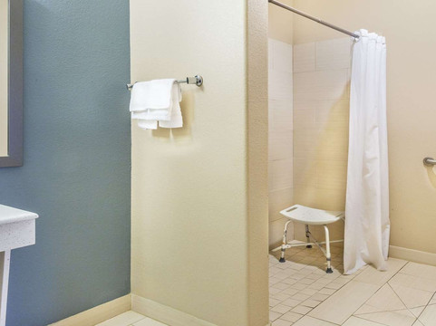 森特温德姆速8酒店主图