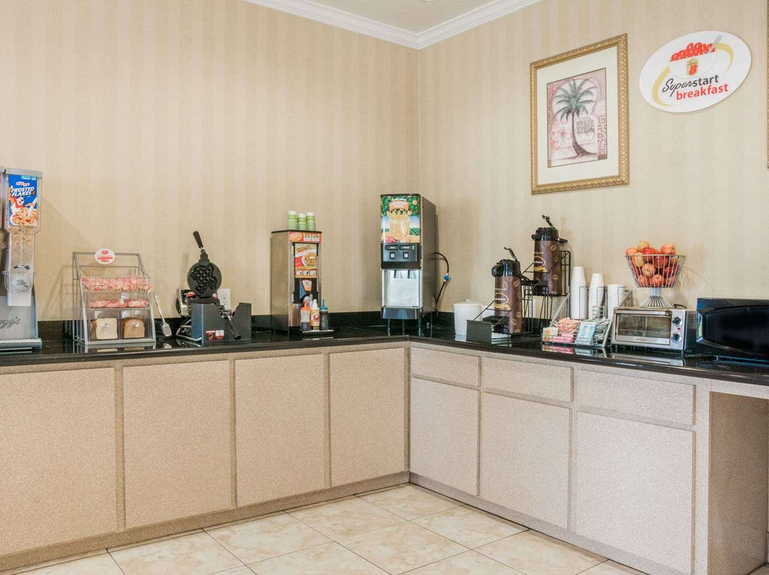 布鲁克希尔速8酒店主图