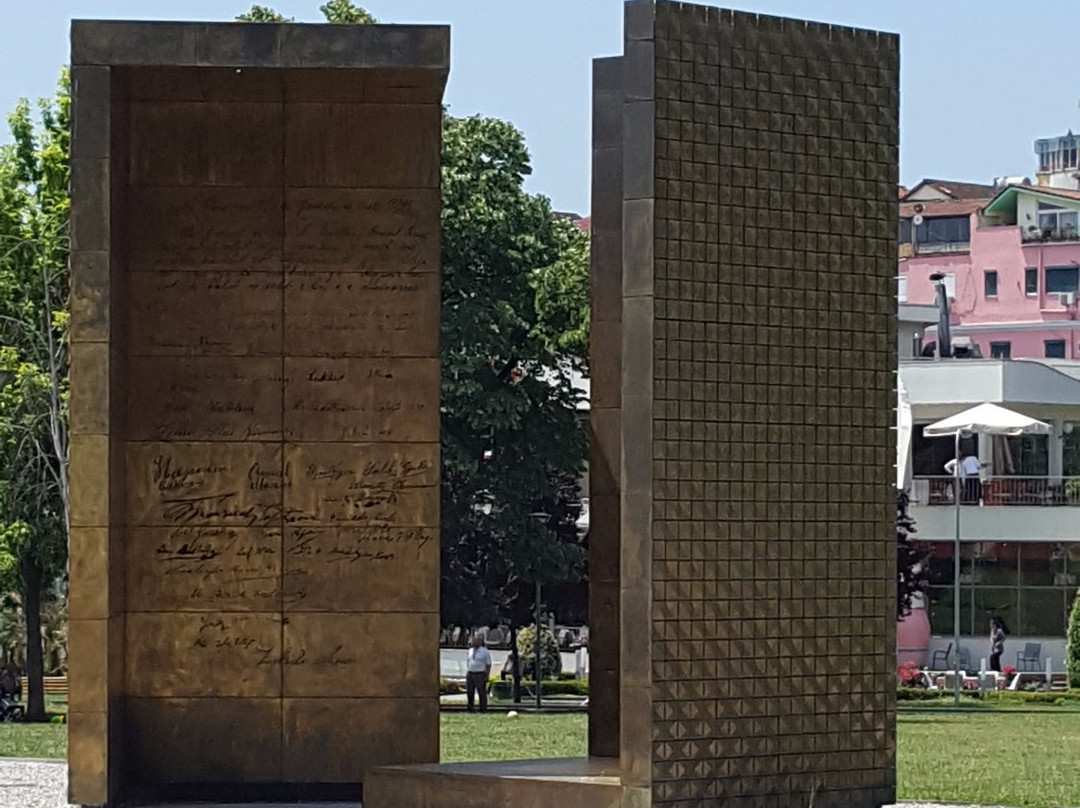 Independence Monument-地拉那必去景点