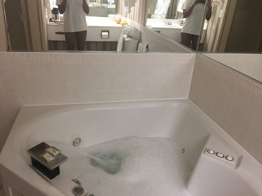 Hilltop Inn & Suites主图