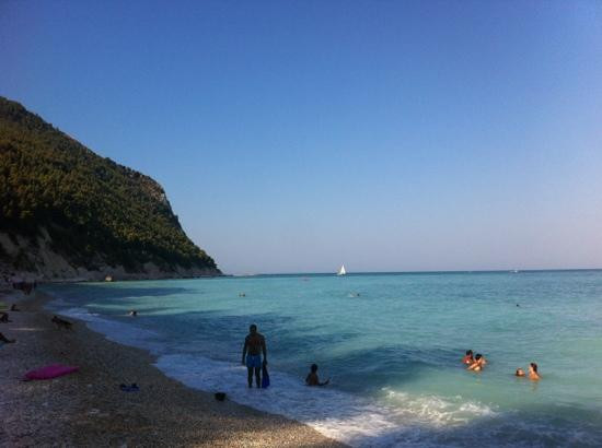Spiaggia dei Sassi Neri-Sirolo必去景点