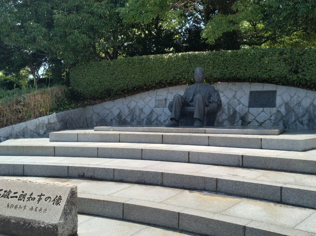 Governor Jiro Ishiba Statue-鸟取市必去景点